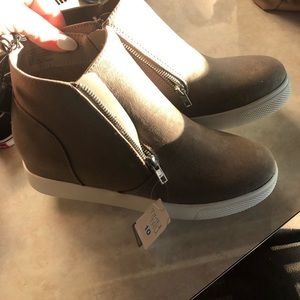 Brand new zip side sneakers